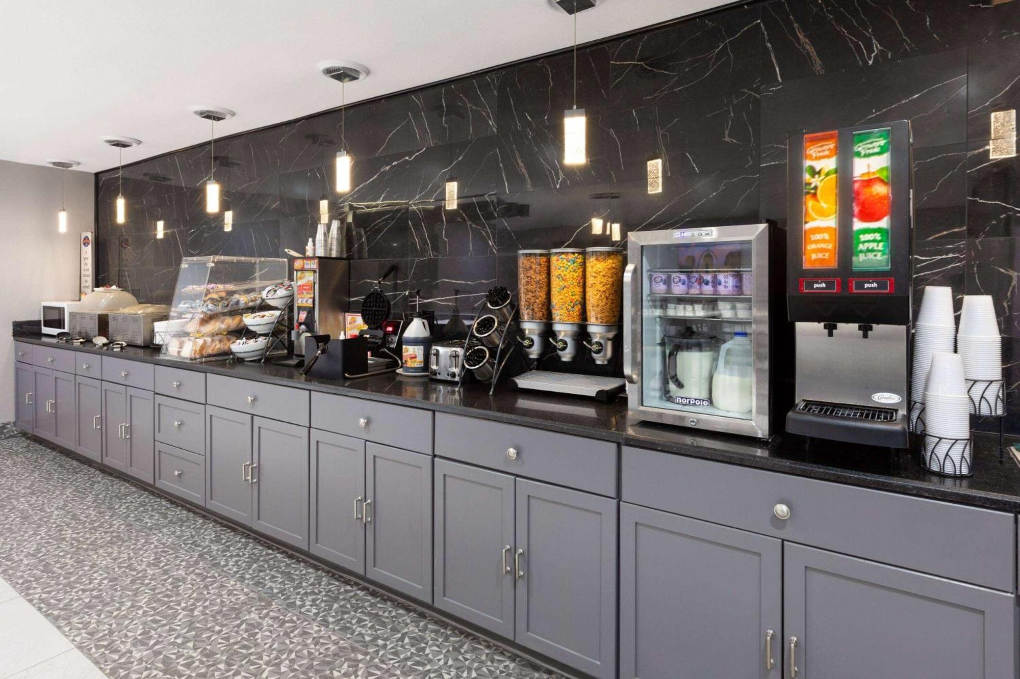 Baymont By Wyndham Warrenton Hotel Екстериор снимка