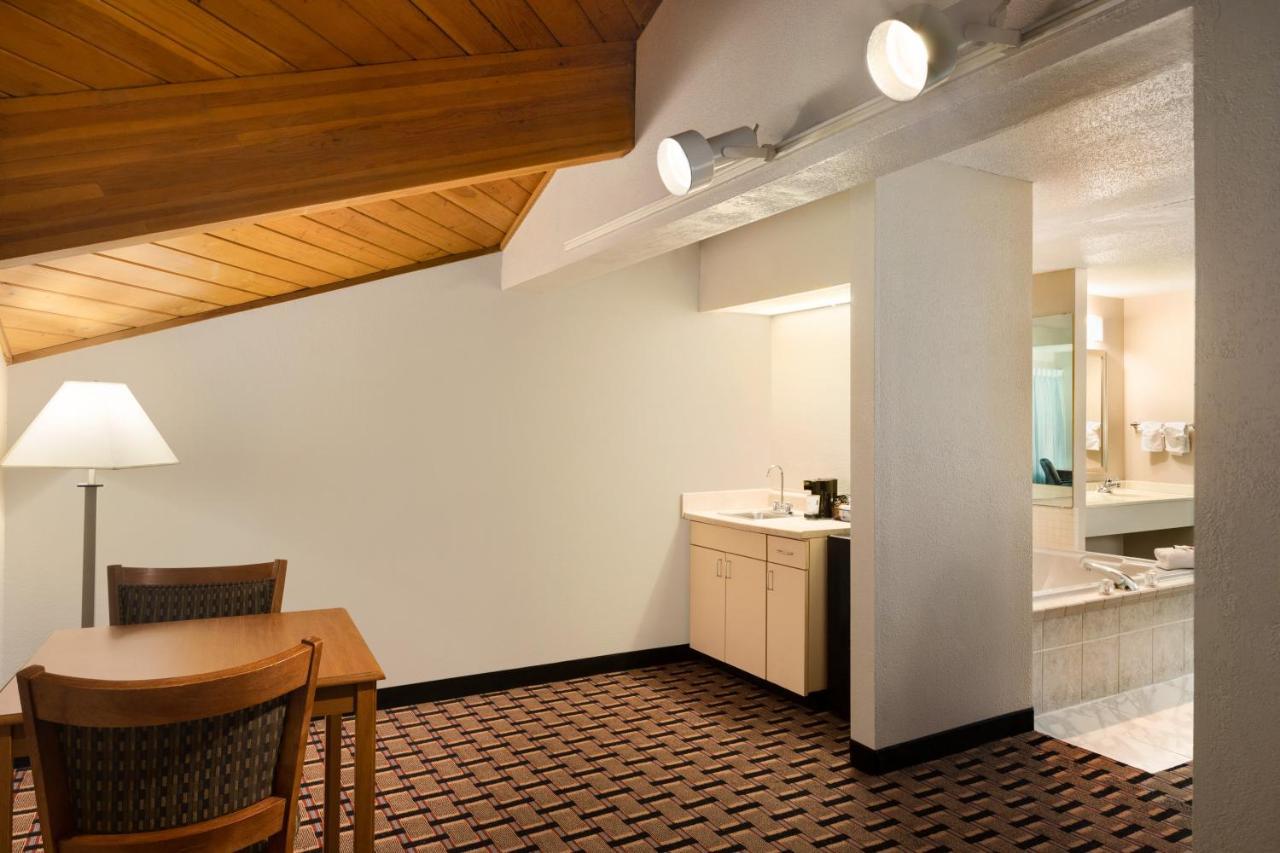 Baymont By Wyndham Warrenton Hotel Екстериор снимка